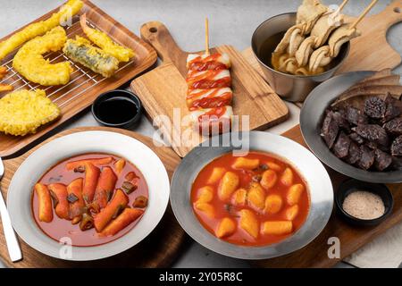Soondae, cucina coreana, snack, torta di riso piccante, torta di riso fritta, zucca dolce, verdure, gamberetti, calamari, patate dolci, sotteok, pesce Foto Stock