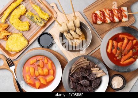 Soondae, cucina coreana, snack, torta di riso piccante, torta di riso fritta, zucca dolce, verdure, gamberetti, calamari, patate dolci, sotteok, pesce Foto Stock