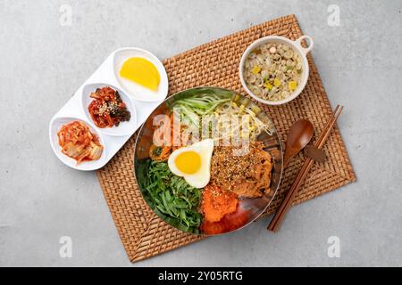 Gimbap, snack, salsa di soia gamberetti, bibimbap, bibimbap di maiale saltato in padella piccante, cibo coreano, verdure, verdure, vegan, contorni, cibo, verdure, m Foto Stock