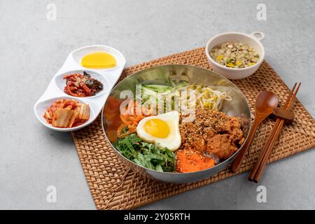 Gimbap, snack, salsa di soia gamberetti, bibimbap, bibimbap di maiale saltato in padella piccante, cibo coreano, verdure, verdure, vegan, contorni, cibo, verdure, m Foto Stock