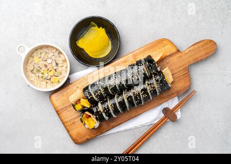 Gimbap, snack, salsa di soia gamberetti, bibimbap, bibimbap di maiale saltato in padella piccante, cibo coreano, verdure, verdure, vegan, contorni, cibo, verdure, m Foto Stock