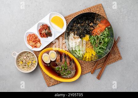 Gimbap, snack, salsa di soia gamberetti, bibimbap, bibimbap di maiale saltato in padella piccante, cibo coreano, verdure, verdure, vegan, contorni, cibo, verdure, m Foto Stock