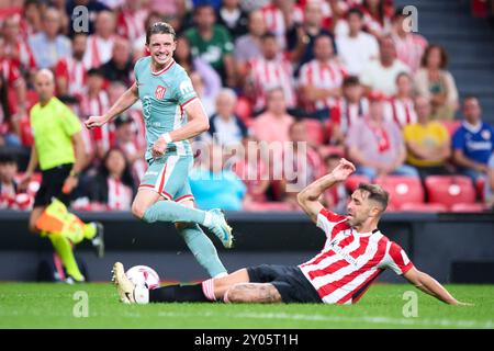 Conor Gallagher dell'Atletico de Madrid gareggiano per il pallone con Yeray Alvarez dell'Athletic Club durante il LaLiga EA Sports match tra Athletic Club Foto Stock