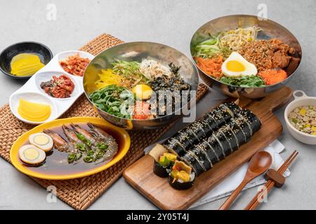 Gimbap, snack, salsa di soia gamberetti, bibimbap, bibimbap di maiale saltato in padella piccante, cibo coreano, verdure, verdure, vegan, contorni, cibo, verdure, m Foto Stock