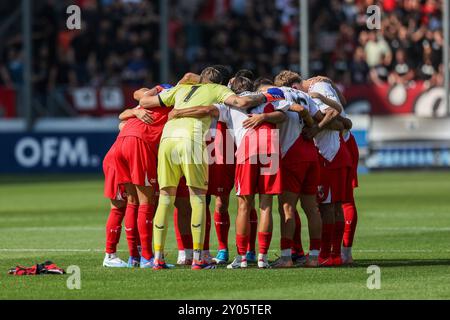Utrecht, Paesi Bassi. 1 settembre 2024. UTRECHT, PAESI BASSI - 1 SETTEMBRE: I giocatori dell'Utrecht formano un huddle durante una partita olandese in Eredivisie tra FC Utrecht e FC Twente allo Stadion Galgenwaard il 1° settembre 2024 a Utrecht, Paesi Bassi. (Foto di Ben Gal/Orange Pictures) credito: dpa/Alamy Live News Foto Stock