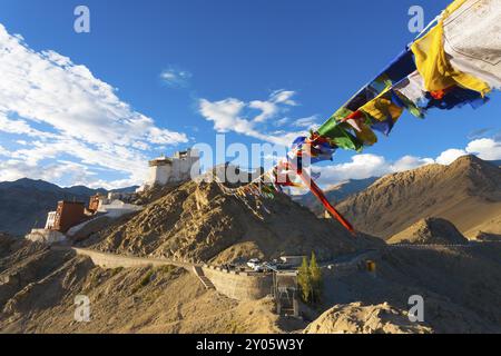 Le bandiere di preghiera tibetane conducono al forte Tsemo e al monastero Namgyal Tsemo in cima a una montagna sopra Leh in una limpida giornata estiva a Ladakh, India, Asia Foto Stock