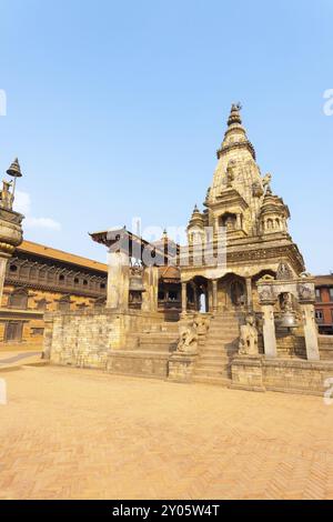 Nessuno è presente al tempio Vatsala Durga in piazza Bhaktapur Durbar in una giornata di sole in Nepal. Prima del 2015 danni sismici Foto Stock
