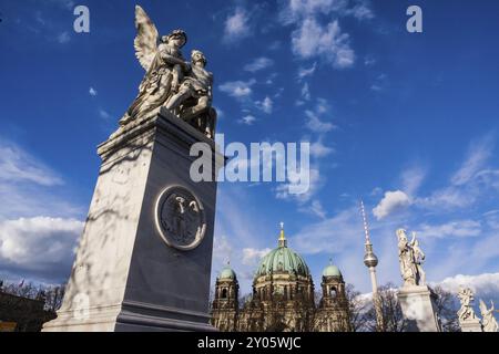 Cattedrale di Berlino e sculture sul fiume Sprea, Berlino, Germania, Europa Foto Stock