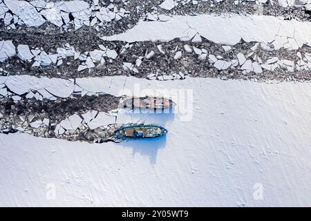 Rompighiaccio che frantumano il ghiaccio sul fiume Vistola, Polonia. Vista aerea della natura in Polonia Foto Stock