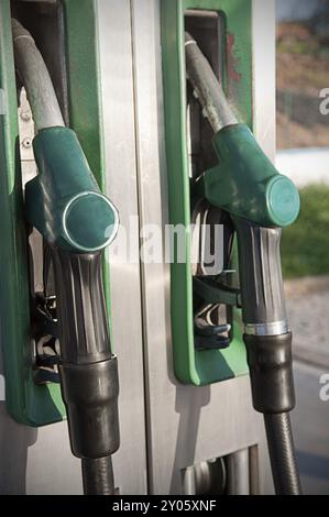 Primo piano degli ugelli del carburante in una stazione di servizio. Look grintoso Foto Stock