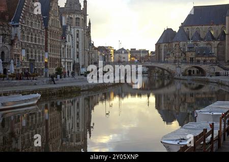 Gand, Belgio, 3 dicembre: Gand, Belgio, il 3 dicembre, 2008, è la capitale e la città più grande della provincia delle Fiandre Orientali. Il Graslei è uno dei m Foto Stock