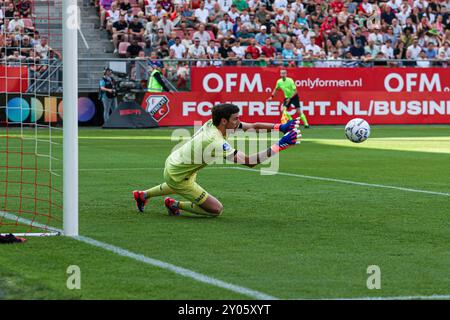 Utrecht, Paesi Bassi. 1 settembre 2024. UTRECHT, PAESI BASSI - 1° SETTEMBRE: Il portiere Vasilis Barkas dell'Utrecht fa una parata durante la partita olandese Eredivisie tra FC Utrecht e FC Twente allo Stadion Galgenwaard il 1° settembre 2024 a Utrecht, Paesi Bassi. (Foto di Ben Gal/Orange Pictures) credito: dpa/Alamy Live News Foto Stock