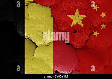 Bandiere del Belgio e della Cina dipinte su un muro incrinato Foto Stock