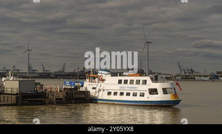 Gravesend, Kent, Inghilterra, Regno Unito, 23 settembre, 2017: vista sul Tamigi con la nave da crociera Princess Pocahontas Foto Stock