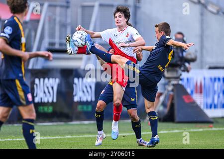 UTRECHT - (l-r) Paxten Aaronson del FC Utrecht, Mathias Kjolo del FC Twente durante la partita olandese Eredivisie tra FC Utrecht e FC Twente allo stadio Galgenwaard il 1 settembre 2024 a Utrecht, Paesi Bassi. ANP GERRIT VAN KEULEN Foto Stock