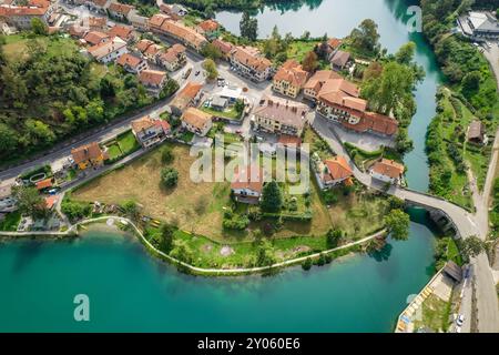 Vista aerea della città di Kanal ob Soci in Slovenia. Foto Stock