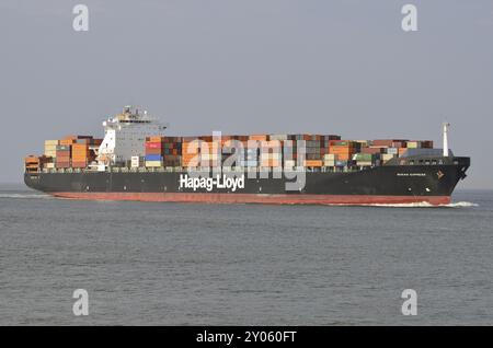 Containership Busan Express, IMO No. 9252577 in avvicinamento a Cuxhaven Foto Stock