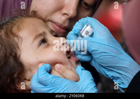 I bambini sono vaccinati nell'ambito della campagna di vaccinazione antipolio che copre più di 640.000 bambini di età inferiore a 10 anni sono vaccinati nell'ambito della campagna di vaccinazione antipolio che copre più di 640.000 bambini di età inferiore ai 10 anni, nel campo profughi di Nuseirat, nella Striscia di Gaza, il 1° settembre 2024. La campagna di vaccinazione è condotta dal Ministero della salute della Palestina in collaborazione con l'Organizzazione Mondiale della Sanità, il Fondo delle Nazioni Unite per l'infanzia UNICEF e l'Agenzia delle Nazioni Unite per il soccorso e l'occupazione dei rifugiati palestinesi UNRWA in tutte le regioni di Gaza. Foto di Omar Ashtawy Foto Stock