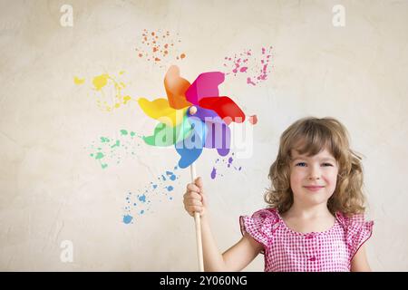 Parete per bambini con tavolozza multicolore. Concetto di ristrutturazione Foto Stock