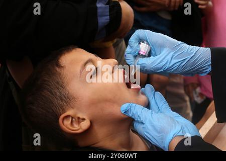 I bambini sono vaccinati nell'ambito della campagna di vaccinazione antipolio che copre più di 640.000 bambini di età inferiore a 10 anni sono vaccinati nell'ambito della campagna di vaccinazione antipolio che copre più di 640.000 bambini di età inferiore ai 10 anni, nel campo profughi di Nuseirat, nella Striscia di Gaza, il 1° settembre 2024. La campagna di vaccinazione è condotta dal Ministero della salute della Palestina in collaborazione con l'Organizzazione Mondiale della Sanità, il Fondo delle Nazioni Unite per l'infanzia UNICEF e l'Agenzia delle Nazioni Unite per il soccorso e l'occupazione dei rifugiati palestinesi UNRWA in tutte le regioni di Gaza. Foto di Omar Ashtawy Foto Stock