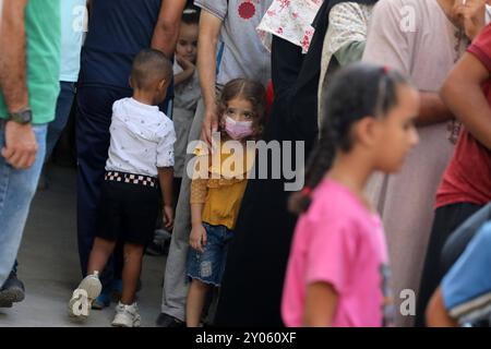 I bambini sono vaccinati nell'ambito della campagna di vaccinazione antipolio che copre più di 640.000 bambini di età inferiore a 10 anni sono vaccinati nell'ambito della campagna di vaccinazione antipolio che copre più di 640.000 bambini di età inferiore ai 10 anni, nel campo profughi di Nuseirat, nella Striscia di Gaza, il 1° settembre 2024. La campagna di vaccinazione è condotta dal Ministero della salute della Palestina in collaborazione con l'Organizzazione Mondiale della Sanità, il Fondo delle Nazioni Unite per l'infanzia UNICEF e l'Agenzia delle Nazioni Unite per il soccorso e l'occupazione dei rifugiati palestinesi UNRWA in tutte le regioni di Gaza. Foto di Omar Ashtawy Foto Stock