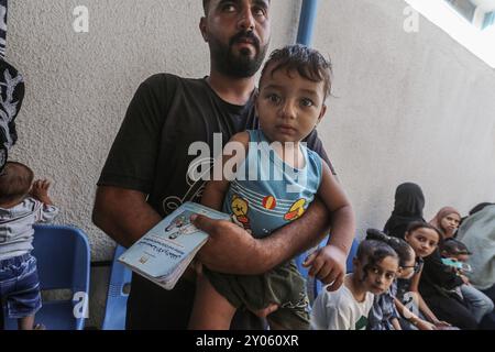 I bambini sono vaccinati nell'ambito della campagna di vaccinazione antipolio che copre più di 640.000 bambini di età inferiore a 10 anni sono vaccinati nell'ambito della campagna di vaccinazione antipolio che copre più di 640.000 bambini di età inferiore ai 10 anni, nel campo profughi di Nuseirat, nella Striscia di Gaza, il 1° settembre 2024. La campagna di vaccinazione è condotta dal Ministero della salute della Palestina in collaborazione con l'Organizzazione Mondiale della Sanità, il Fondo delle Nazioni Unite per l'infanzia UNICEF e l'Agenzia delle Nazioni Unite per il soccorso e l'occupazione dei rifugiati palestinesi UNRWA in tutte le regioni di Gaza. Foto di Omar Ashtawy Foto Stock