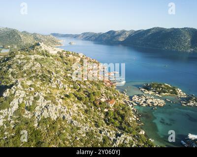 Vista aerea con drone dietro il villaggio di Kalekoy, castello con sfondo sull'isola di Kekova vicino a Demre, Turchia, Asia Foto Stock