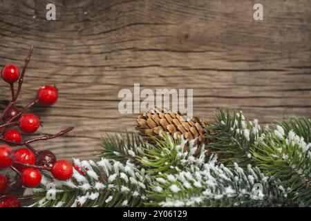 Bordo dal ramo dell'albero di Natale su legno Foto Stock