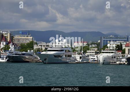 Sochi, Russia, 2 giugno. 2018. yacht Chayka, Shellest e altri nel porto marittimo, Europa Foto Stock