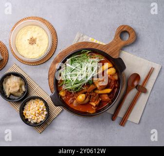 Cucina coreana, piccante, kimchi maturo, costolette, al vapore, panna, contorni, kimchi, formaggio di mais, Foto Stock