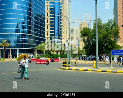 Mecca, Arabia Saudita, 19 giugno 2024: Telecamera radar di sicurezza per la supervisione delle autostrade per rilevare e registrare i veicoli sulle strade, autorità Foto Stock