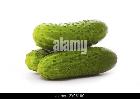 Tre cetrioli isolato su bianco Foto Stock