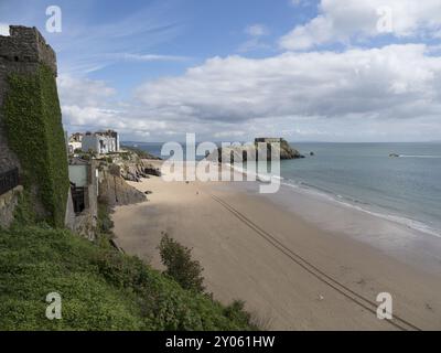 Castle Beach in Galles si trova tra la città portuale di Tenby e St. Catherine's Island Foto Stock