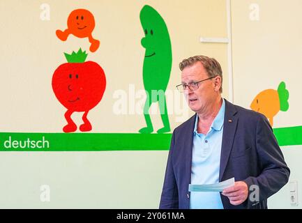 Erfurt, Germania. 1 settembre 2024. Bodo Ramelow (Die Linke), primo ministro della Turingia, si trova al seggio elettorale per le elezioni statali in Turingia. Crediti: Michael Kappeler/dpa/Alamy Live News Foto Stock