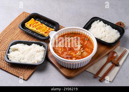 Cucina coreana, stufato kimchi, prosciutto, tofu morbido, maiale, involtino d'uovo, riso, contorni Foto Stock