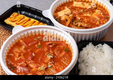 Cucina coreana, stufato kimchi, prosciutto, tofu morbido, maiale, involtino d'uovo, riso, contorni Foto Stock