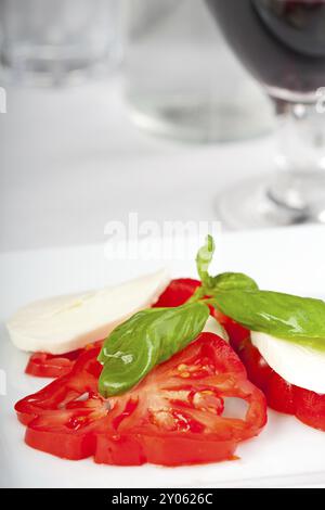 Pomodori, mozzarella e basilico, insalada caprese Foto Stock