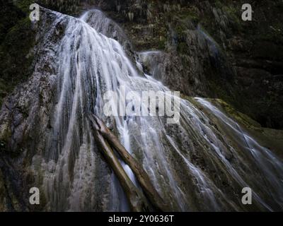 Santa Cruz, BOLIVIA nell'agosto 2015: L'acqua di un fiume scorre lungo una cascata. La posizione di questa cascata nella Bolivia orientale è un segreto ben tenuto Foto Stock