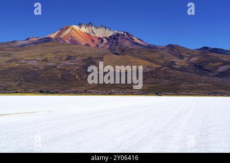 Vista del Salar de Uyuni Volcan Tunupa e il villaggio di Coqueza in Bolivia Foto Stock