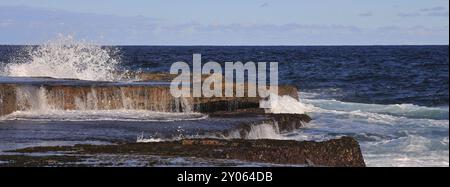 Onde che si tuffano sulle rocce vicino a Maroubra Beach, Sydney Foto Stock