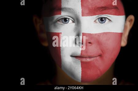 Ritratto di un bambino con un danese dipinto, bandiera, primo piano Foto Stock