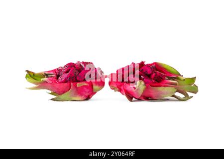 Primo piano della frutta del drago rosso intera e tagliata Foto Stock