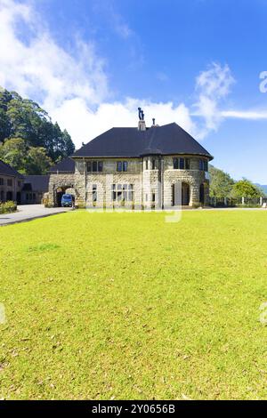 Casa principale in stile coloniale britannico presso il Monastero di Adisham Saint Benedict in una giornata di sole e cielo blu ad Haputale, Sri Lanka. Verticale Foto Stock