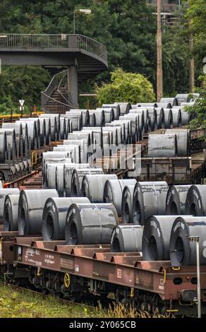 Le bobine di acciaio a nastro, sui carri merci, presso lo stabilimento siderurgico ThyssenKrupp di Schwelgern a Duisburg-Marxloh fa parte della acciaieria Bruckhausen, Renania settentrionale Foto Stock