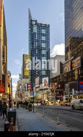 Time Square New York City con grattacielo, un sacco di pubblicità, persone che camminano intorno, traffico e taxi giallo Cabs, angolo basso vista durante il tramonto, v Foto Stock