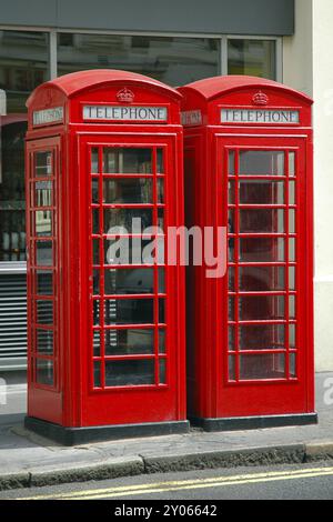 Tipico telefono pubblico britannico, a Londra, Regno Unito, Europa Foto Stock