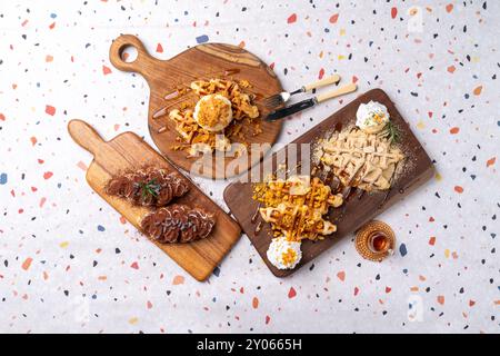 Scultura, torta, caffetteria, formaggio, cioccolato, carote, macaron, antipasto, limone, pompelmo, omija, dalgona, yogurt, mirtillo, citrona, fragole, frappe, Oreo Foto Stock