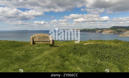 Banco di pietra a lungo la costa sud occidentale percorso con una veduta della Jurassic Coast, vicino Worth Matravers, Jurassic Coast, Dorset, Regno Unito Foto Stock