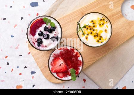 Caffè, vaniglia, matcha, cioccolato, sesamo nero, velluto rosso, chiffon, torta, tè alle erbe, antipasto, limone, pompelmo, frutta alla moda, tè al latte, pane di patate, Foto Stock