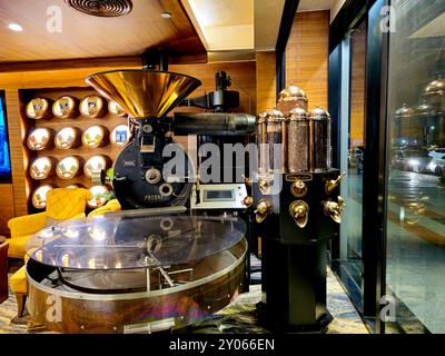 Cairo, Egitto, 13 luglio 2024: Torrefazione del caffè, torrefazione del caffè trasforma le proprietà chimiche e fisiche dei chicchi di caffè verdi in torrefazione Foto Stock